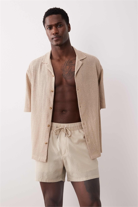 Пляжные шорты из сирсакера короткой длины бежевого цвета артикул 151417961