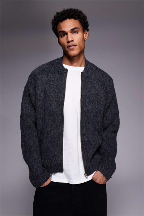 Пушистый вязаный кардиган на молнии серого цвета артикул 151524074