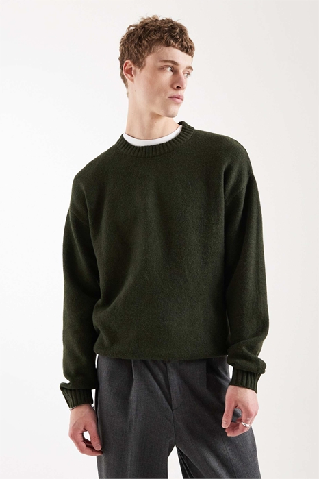 Объемный пушистый свитер с круглым вырезом артикул 153152527