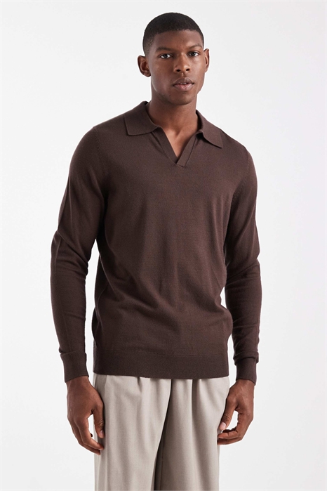 Свитер с вырезом на груди артикул 151187314