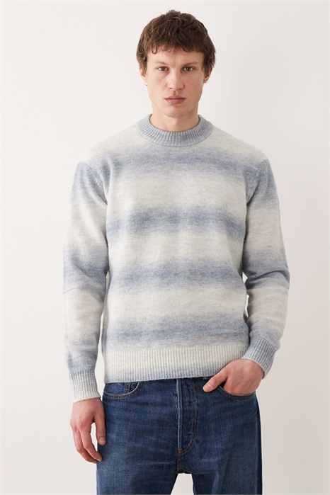 Свитер из трикотажа омбре синего цвета артикул 155149355