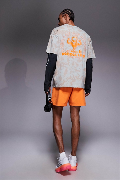 Футболка adidas Training с принтом «ножки-лапши» на спине артикул 150008514