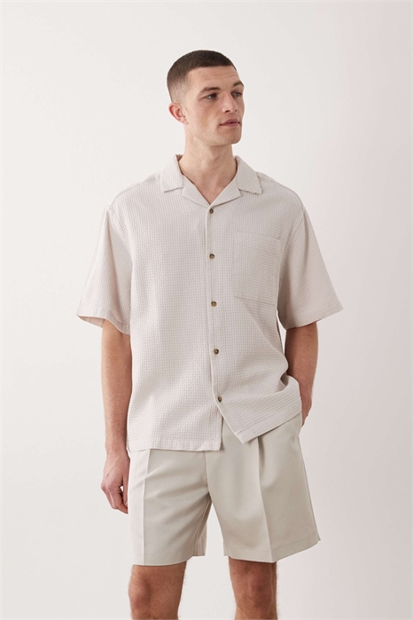 Элегантные широкие шорты с плиссировкой цвета экрю артикул 153814606