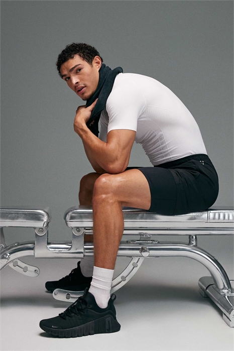 Футболка-термобелье из компрессионного материала, облегающая фигуру и подчеркивающая мускулатуру артикул 151097618