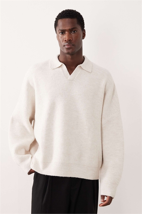 Свитер с вырезом на груди, выполненный в технике «рыбацкая вязка», с очень свободным кроем и прямоугольной формой артикул 152799040