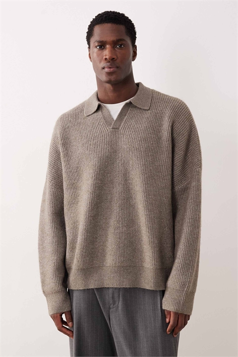 Свитер с вырезом на шее, выполненный в технике «рыбацкая резинка», с очень свободным кроем и прямоугольной формой артикул 153086921