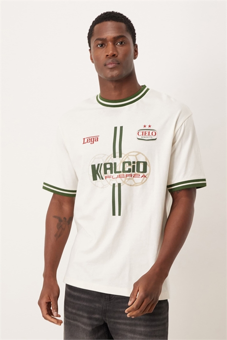 Свободная футболка с окантовкой на горловине и манжетах и рисунком с футбольной тематикой артикул 150504882