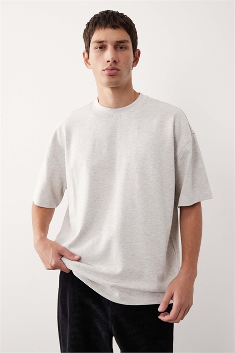 Объемная футболка из плотной ткани артикул 148381406