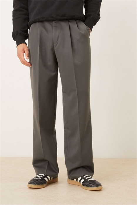 Стильные брюки с широкими брючинами, двойной складкой и акцентами на задних карманах артикул 148066553