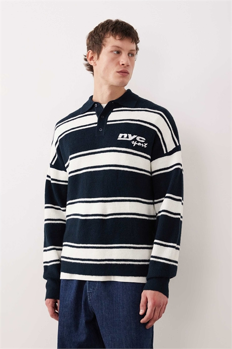 Полуформальное трикотажное поло с длинными рукавами и вышивкой на груди артикул 152125563