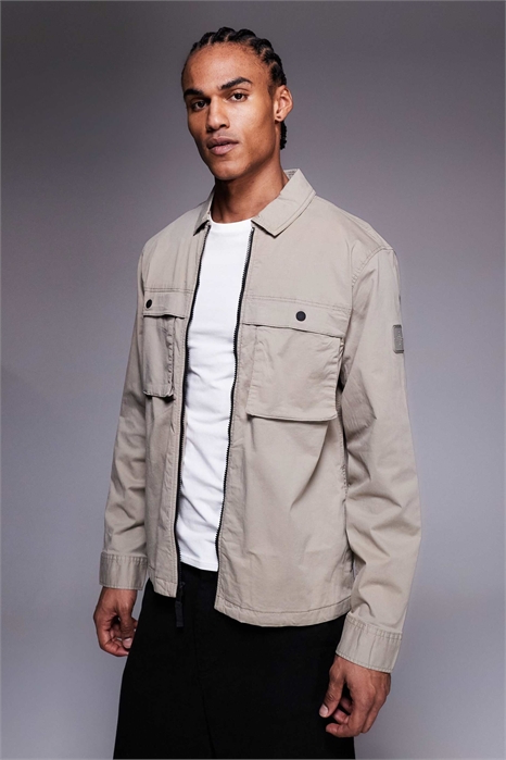 Легкая рубашка с застежкой-молнией и декором в виде значка, светло-каменного цвета артикул 154690343