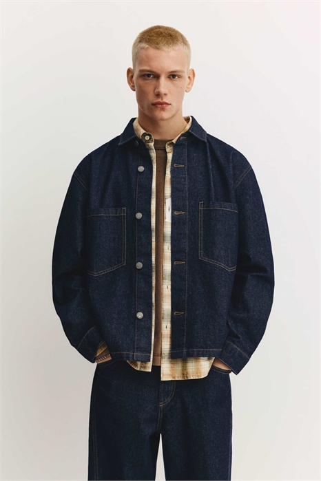 Джинсовая рубашка с карманами артикул 155320498