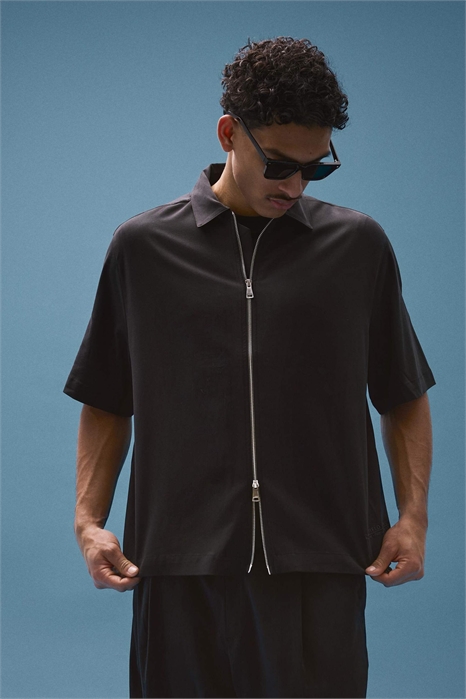 Свободная рубашка с короткими рукавами черного цвета артикул 156032816