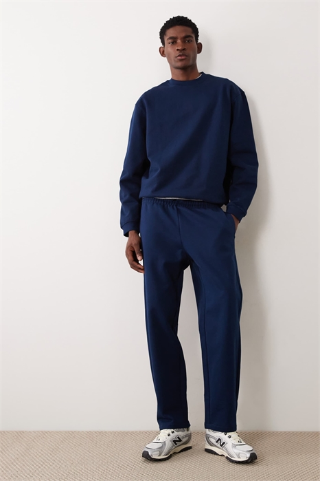 Коллекция Circular Design: джоггеры с прямыми брючинами из плотной ткани артикул 152934895