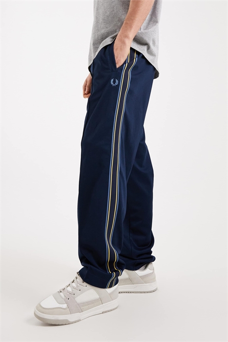 Спортивные штаны с логотипом и полосками в стиле трамвайных линий артикул 154716271