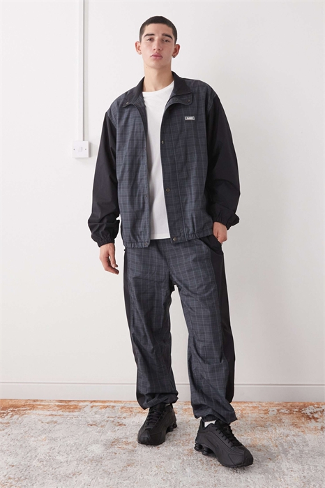 Спортивные штаны с манжетами и цветными вставками артикул 151343036