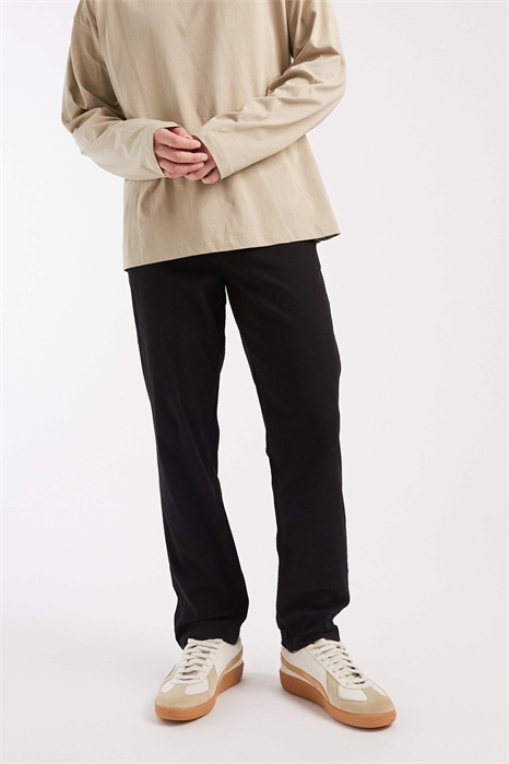 Олли в обычных чиносах артикул 152465671