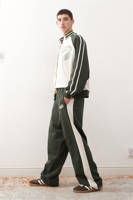 Джоггеры цвета экрю и зеленого co-ord артикул 151309148