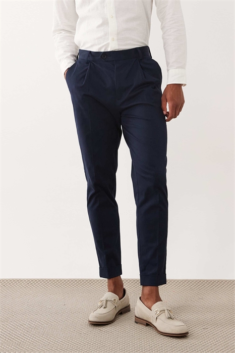 Стильные зауженные брюки-чино из ткани с высоким содержанием хлопка артикул 153814603