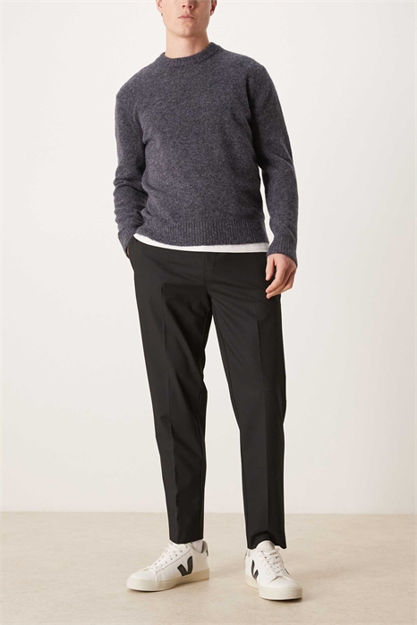 Стильные брюки с зауженным кроем из эластичной ткани артикул 153787846