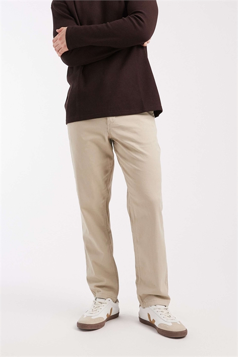 Олли в обычных чиносах артикул 152465672