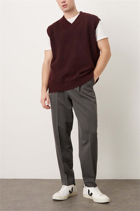 Элегантные брюки с заутюженными складками и свободным зауженным кроем артикул 148066558