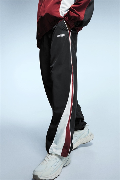 Очень широкие технические спортивные брюки артикул 154646605