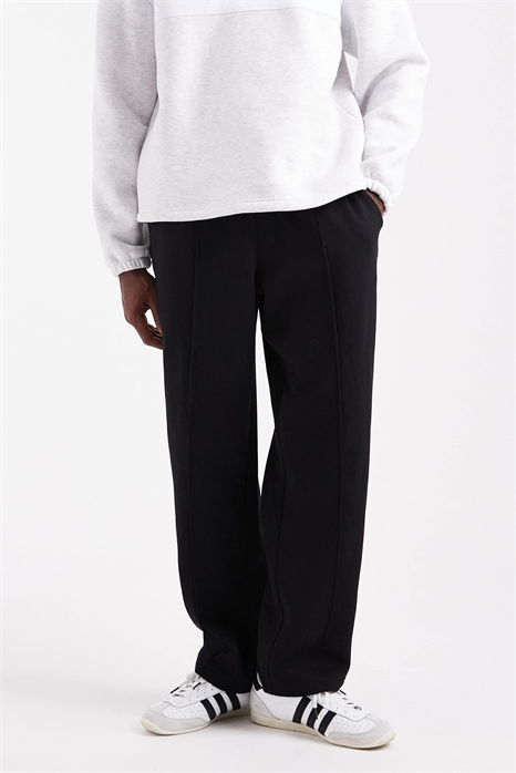 Джоггеры с широкими брючинами и отстрочкой артикул 148852670