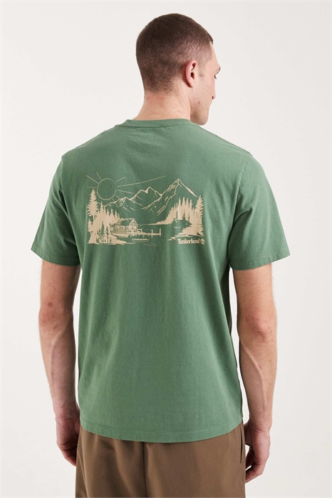 Футболка с принтом на спине «Дом у озера» артикул 155950413