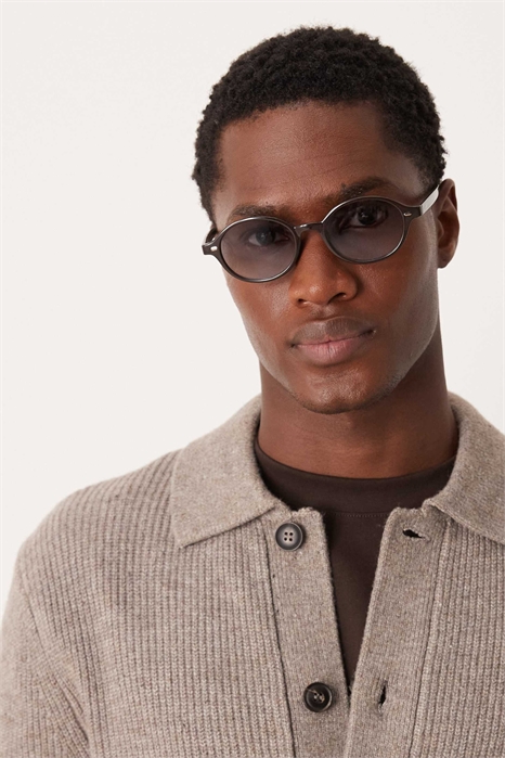 Овальные солнцезащитные очки с линзами светло-коричневого цвета и коричневой оправой артикул 150556180