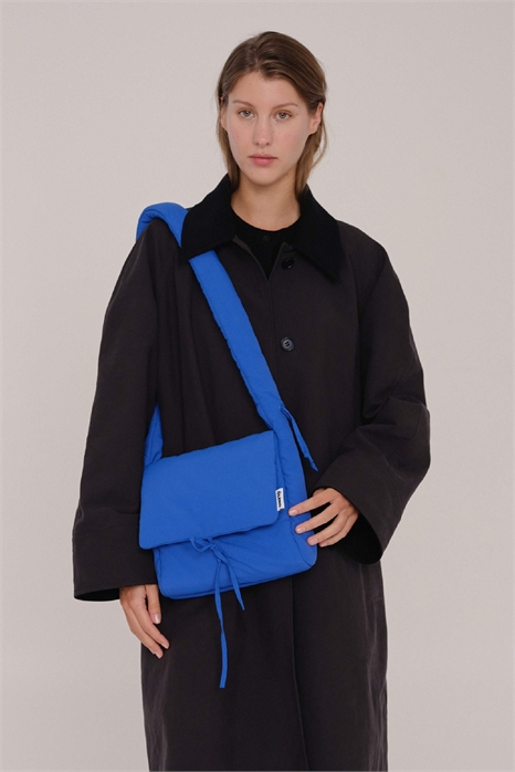 Мягкая нейлоновая сумка Nina через плечо с клапаном и рюшами на ручке артикул 153817691