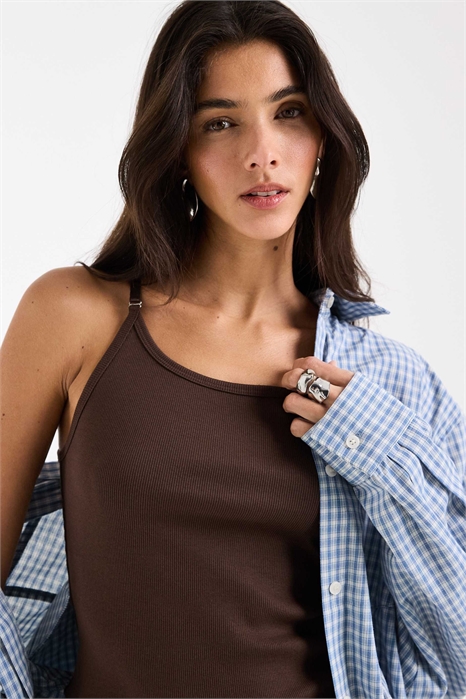 Жилет с ребристым вырезом и ремешком артикул 152902393