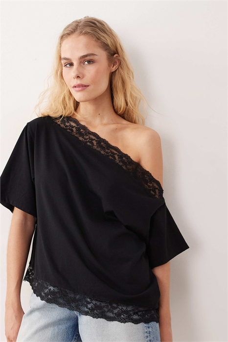 Топ с заниженной линией плеч и кружевной отделкой артикул 156131544