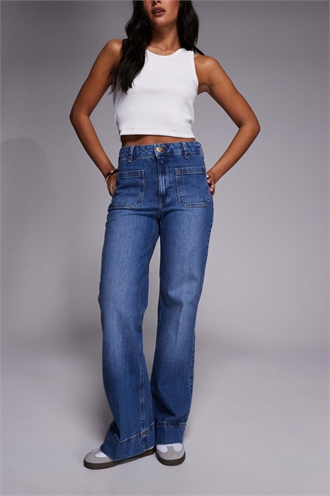 Джинсы с широкими брючинами и карманами артикул 153518388