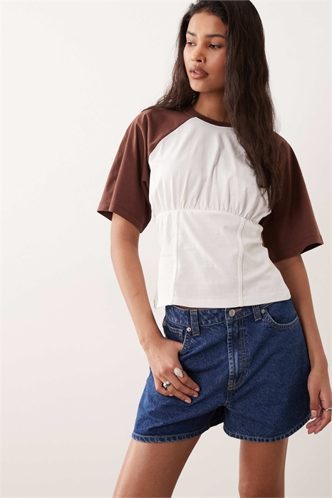 Футболка в стиле бейсболки с корсетным швом и затянутой талией артикул 156177339