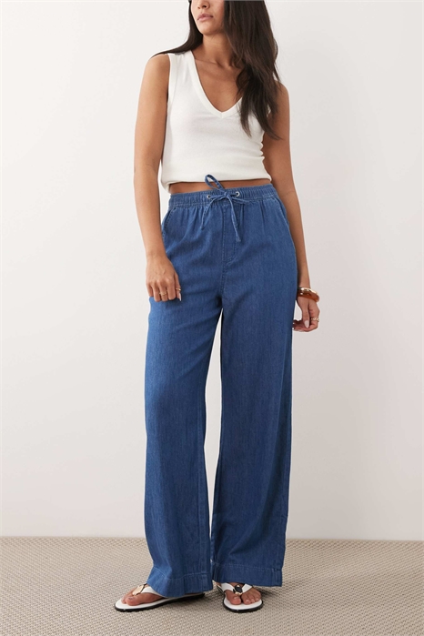 Брюки из джинсовой ткани чамбрей с широкими брючинами артикул 155388676