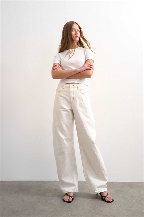 Джинсы с завышенной талией и расклешенными брючинами артикул 154280106