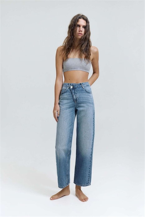 Джинсы с прямыми брючинами и перекрещивающимся поясом артикул 155580526