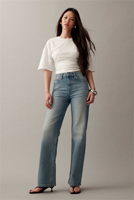 Удобные джинсы с прямыми брючинами из эластичной ткани артикул 153050725