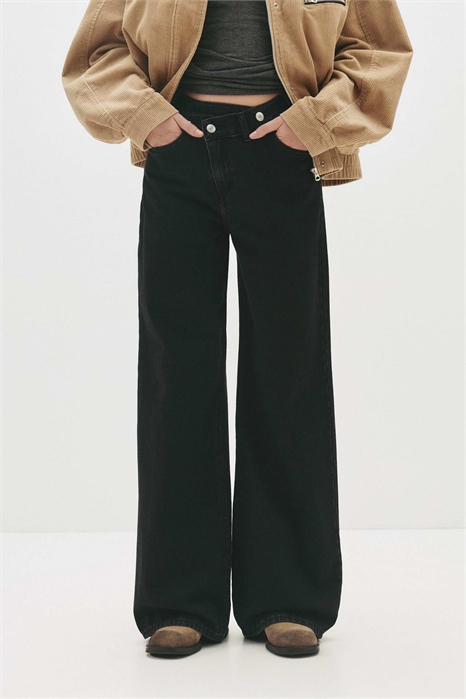 Джинсы с широкими брючинами и перекрещивающимся поясом артикул 153248450