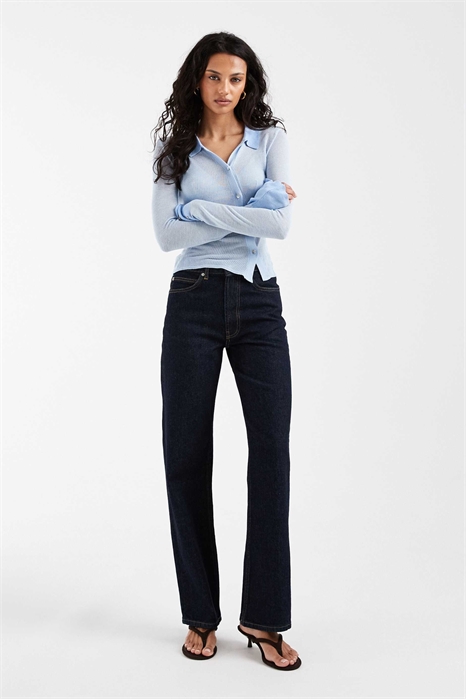 Удобные джинсы с прямыми брючинами из эластичной ткани артикул 150669434