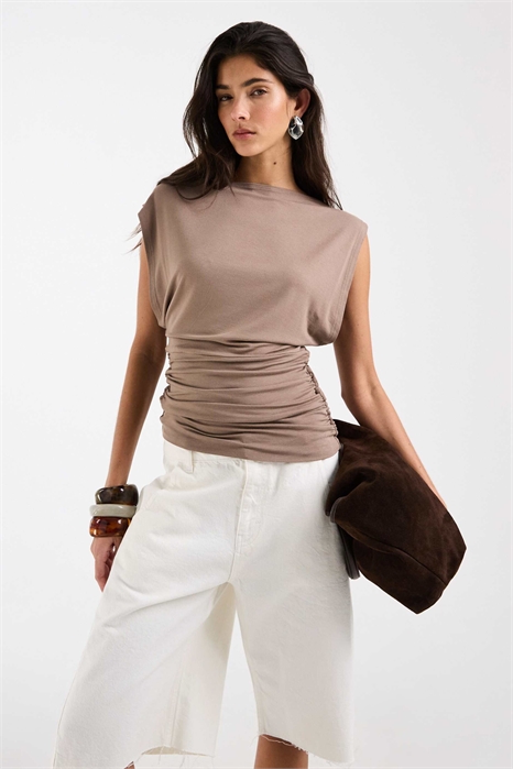 Майка с свободным кроем, расслабленной горловиной и сборками на талии артикул 153750911