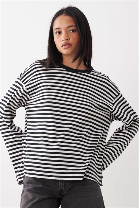 Футболка свободного кроя с длинными рукавами и боковыми разрезами артикул 148039884