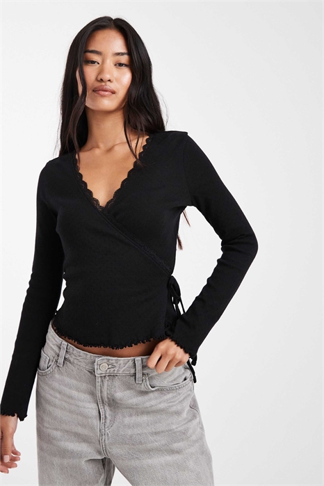 Топ с перекрещивающимся вырезом из ткани с ажурным узором артикул 147968540