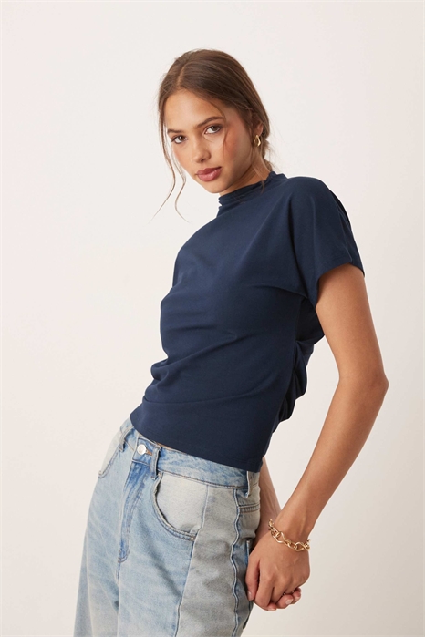 Топ с закрученными плечами и драпировкой артикул 148305511