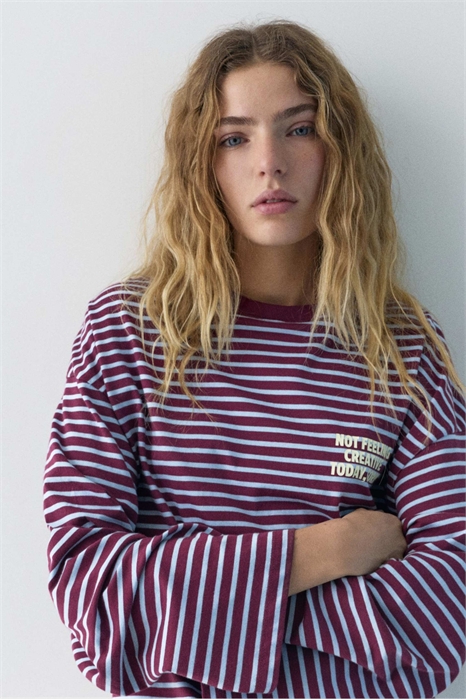 Футболка с полосатым текстом артикул 156177496