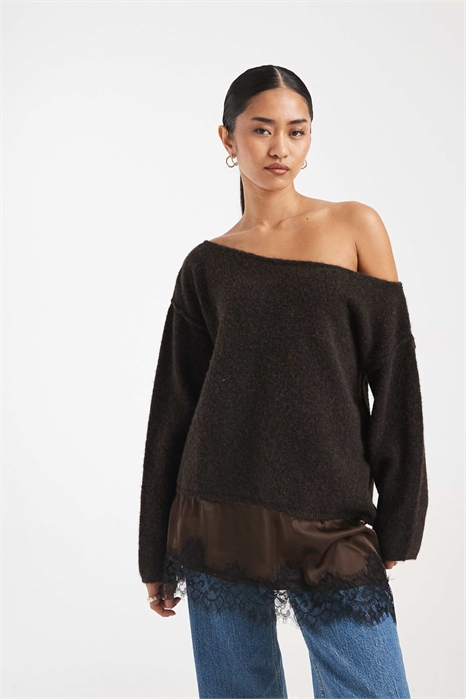 Пушистый асимметричный джемпер с контрастным атласным кружевным подолом артикул 153529340