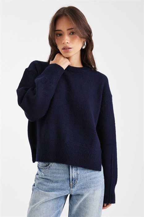 Свободный свитер с круглым вырезом и разрезами по бокам артикул 152473250