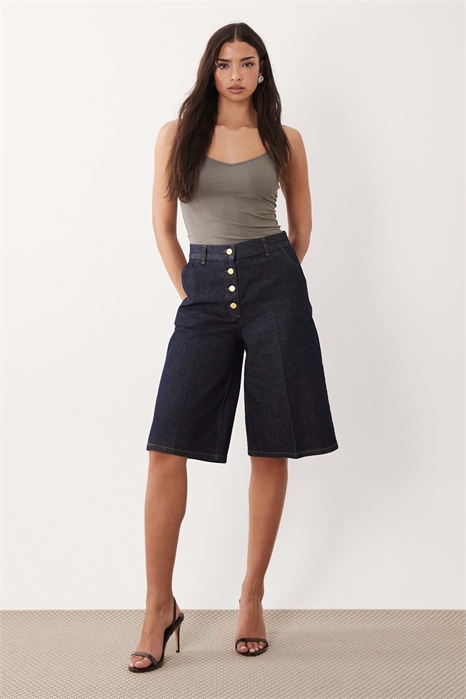 Бермуды из джинсовой ткани с широкими брючинами и золотой пуговицей артикул 155726468