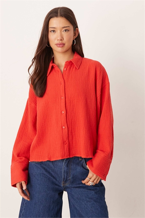 Рубашка из хлопчатобумажной ткани с текстурной отделкой и укороченным кроем артикул 152232388